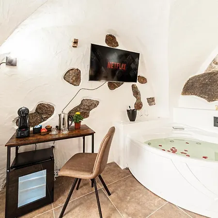 شقة Romantic Loft With Jacuzzi In The Castle *